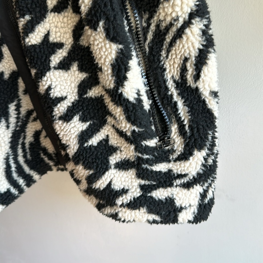 Urban Outfitters Black & White Sherpa Zip Jacket - Picture 6 of 7
